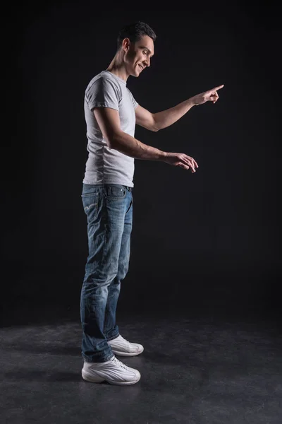 Alegre hombre guapo trabajando en una computadora — Foto de Stock