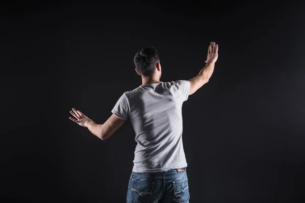 Bom homem inteligente em pé na frente do painel do computador — Fotografia de Stock