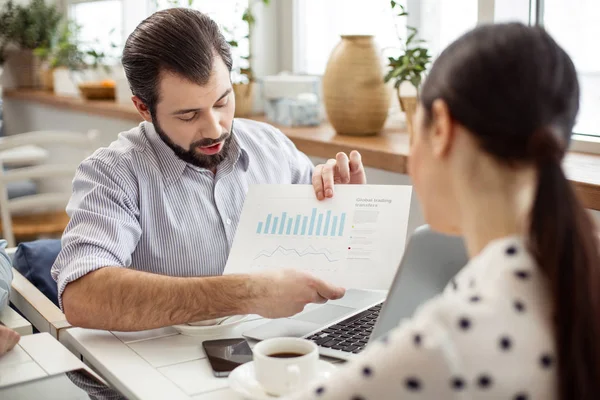 Serious startupper showing a diagram — Stock Photo, Image