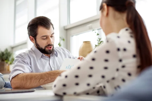 Démarreur sérieux montrant un diagramme à son partenaire — Photo