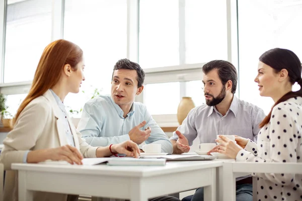 Amigos alegres tomando café juntos — Foto de Stock