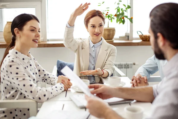 Mujer encantada discutiendo el proyecto con sus amigos —  Fotos de Stock