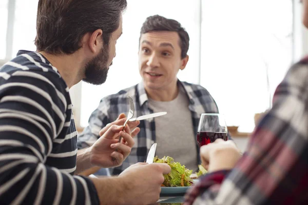 Alert man spending time with his friends — Stock Photo, Image