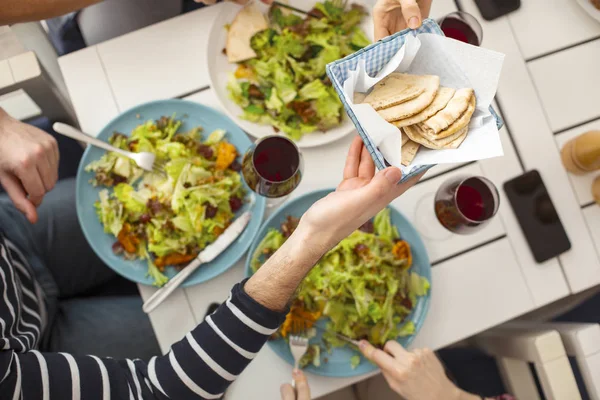 Man biedt smakelijke sneetjes brood terwijl het hebben van diner — Stockfoto