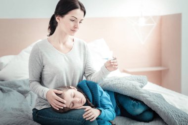 Termometre tutan kızıdır dikkat çekici özenli güzel annesi.