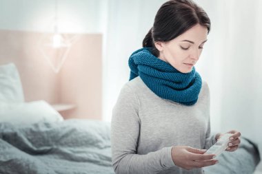 Oturma ve hapları holding ciddi konsantre kadın.