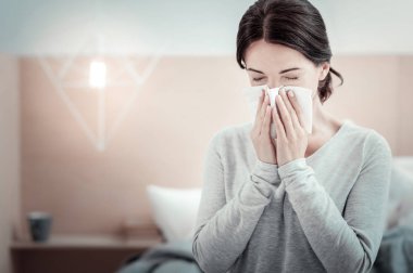 Hapşırma ve gözlerini kapatma hasta üzgün kadın.