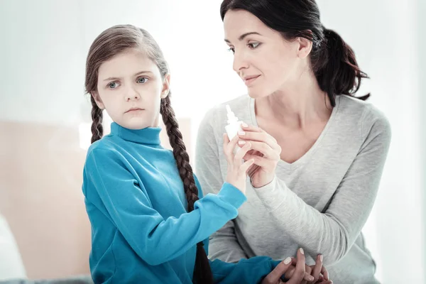 Infeliz seria chica sentado resultando fuera de madre . — Foto de Stock