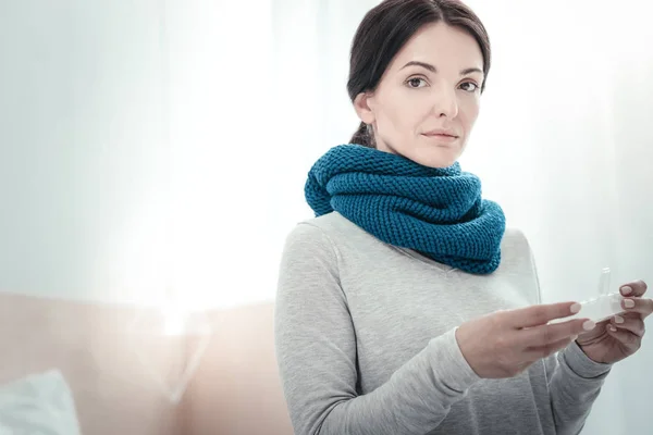 Mujer profundamente agradable sentado y mirando a un lado . — Foto de Stock