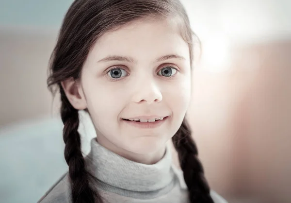 Linda niña sonriendo estando en la habitación luminosa . —  Fotos de Stock