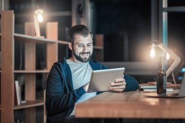 Neşeli o adam sabitleme tablet