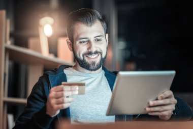 Yakışıklı adam alışveriş online