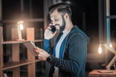 Neşeli o adam arama istemci