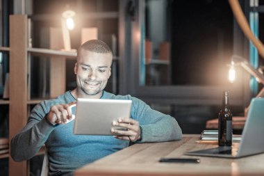 Tablet kullanarak adam memnun