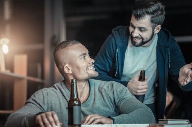 Programı tartışırken mutlu iki arkadaşları