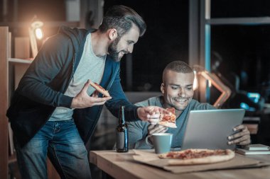 Pizza tüketen hevesli iki arkadaşları