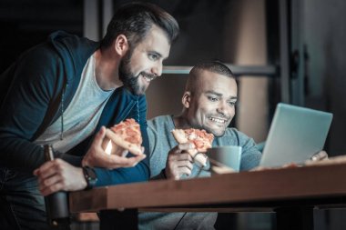 Pizza zevk mutlu iki arkadaşları