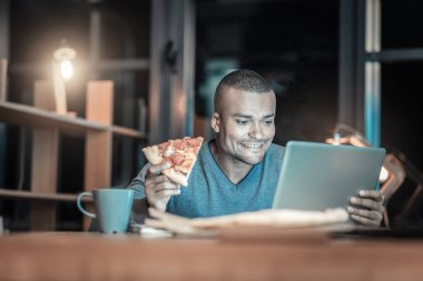 Neşeli o adam shallowing pizza