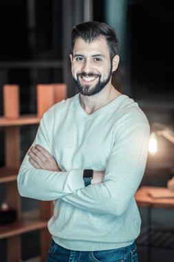 Sakallı enerjik adam gülümseme ile baştan çıkarmak