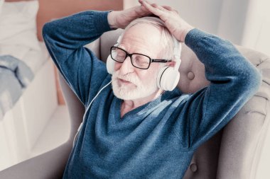 Olumlu duygu mutlu adam rahat