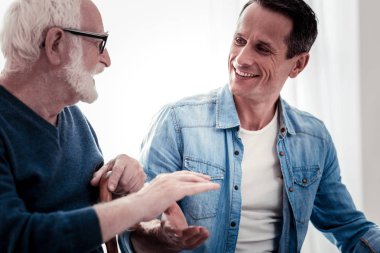 Neşeli mutlu baba ve oğul iyi vakit geçiriyor