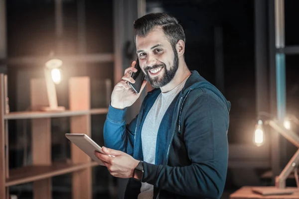 Buen chico de TI respondiendo a la llamada — Foto de Stock