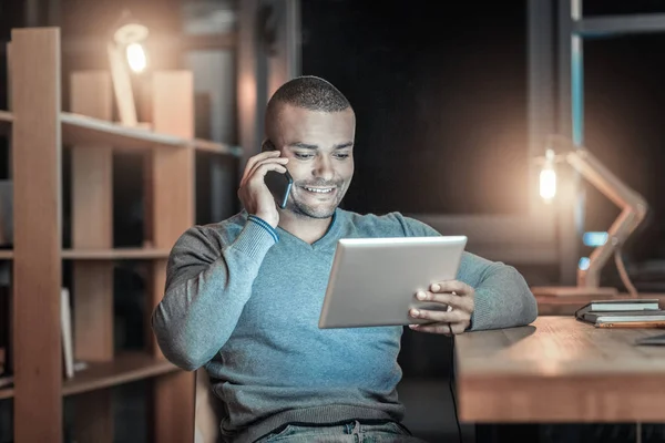 Positivo IT ragazzo codifica con tablet — Foto Stock