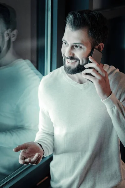 Energetische tevreden man met telefoongesprek — Stockfoto