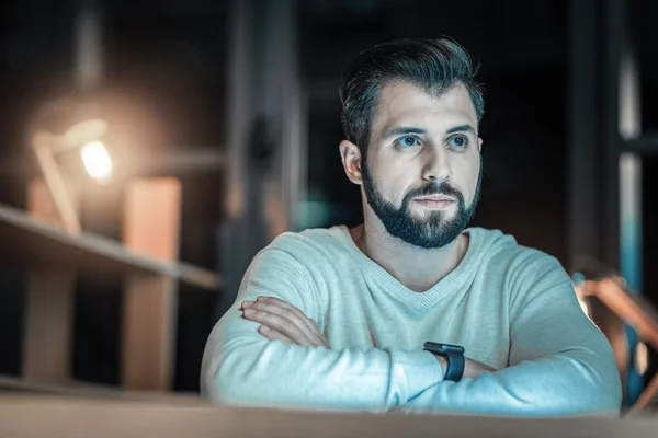 Pensativo hombre meditativo soñando con el futuro — Foto de Stock