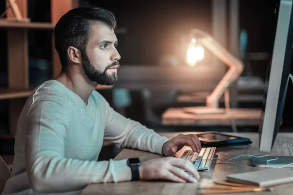 Musing IT guy choosing software — Stock Photo, Image