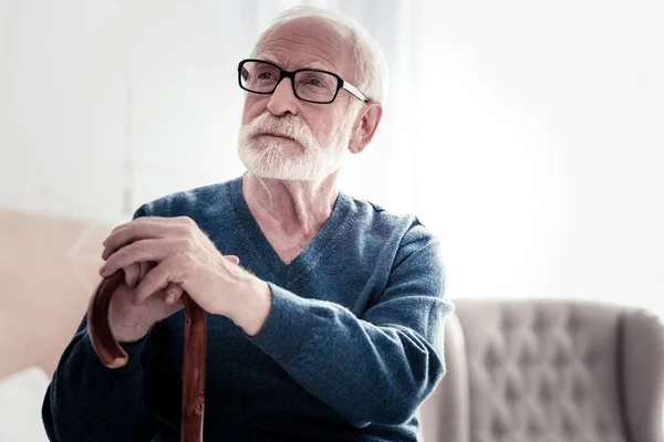 Piacevole uomo anziano in possesso di un bastone da passeggio — Foto Stock