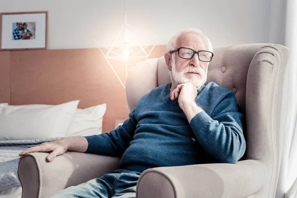Plăcut în vârstă om atingându-și bărbia — Fotografie, imagine de stoc