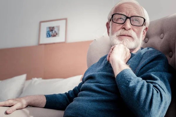 Agradable anciano sentado en casa —  Fotos de Stock