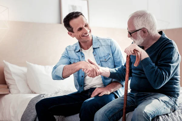 Positivo uomo anziano che saluta suo figlio — Foto Stock