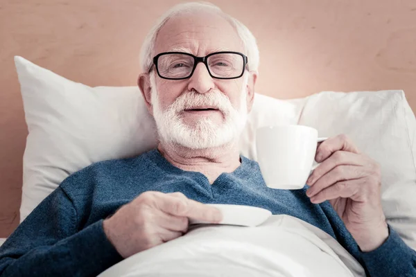 Delighted retired man looking at you — Stock Photo, Image