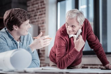 Neşeli erkek mühendisler fikirleri tartışmak