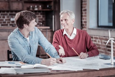 Neşeli erkek mühendisler fikirler ile geliyor