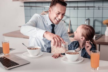Neşeli küçük kız babasına bakıyor