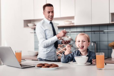 Babam yemek kahvaltı silüeti