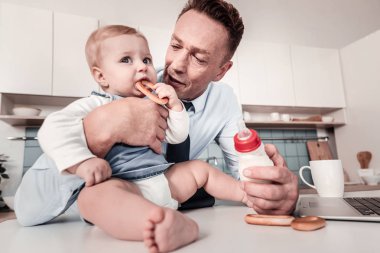 Bebek kız simit ısırma konsantre