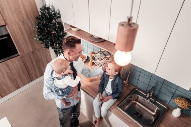 Üstten Görünüm fotoğrafı baba o çocuklarla oynarken