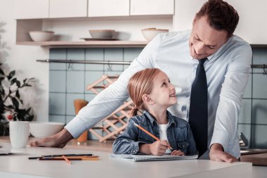 Mutlu çocuk babasına bakıyor