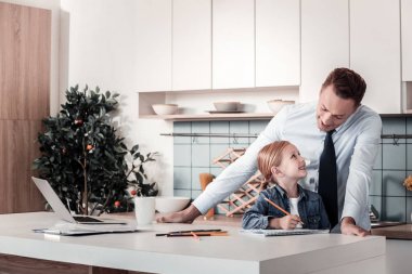 Onun çocuğuna oynamak çekici erkek kişi