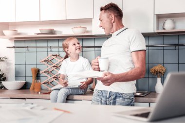 Mutlu çocuk babası için gülümseyen