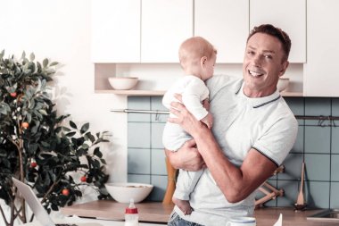 Neşeli adam yetiştirme onun bebek