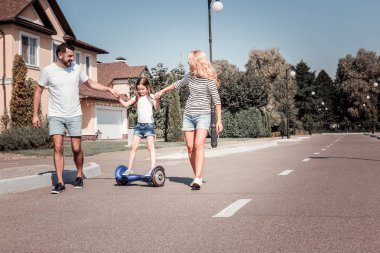 Kızı destekleyen ve gülümseyen güvenilir memnun anne.