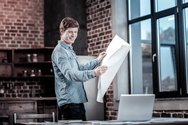 Ingeniero masculino alegre comparando planos —  Fotos de Stock