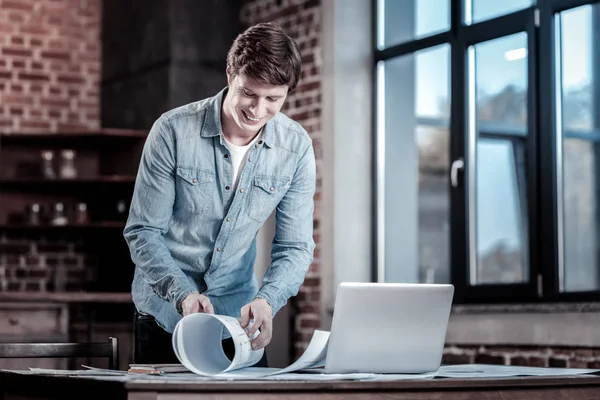 Ingeniero masculino exitoso que embala el plan — Foto de Stock