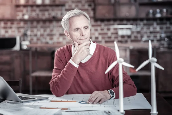 Nadenkend mannelijke ingenieur op zoek naar ideeën — Stockfoto