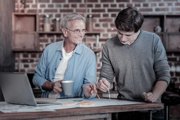 Ingenieros masculinos ocupados involucrados en el proyecto — Foto de Stock